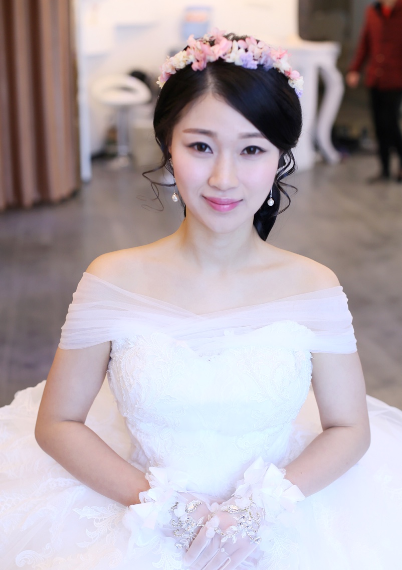 去试妆，有个发饰不是很喜欢。