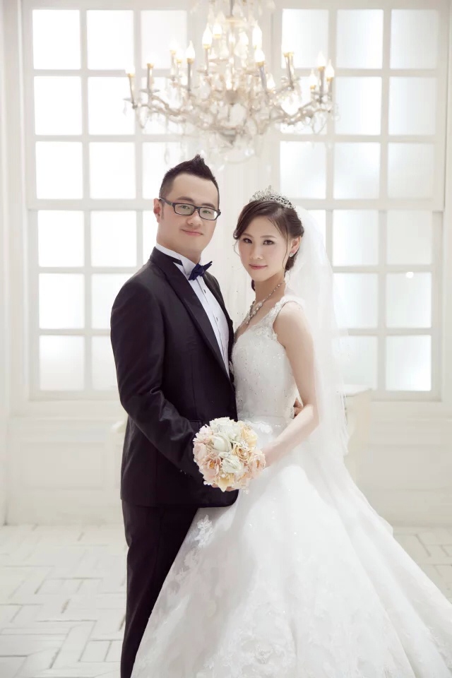 终于等到你，婚纱照拿到手啦[大笑]