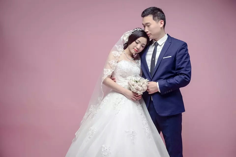 婚纱照出来了